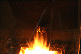煙突式 薪ストーブ型鋳物製灯油ストーブ イメージ
